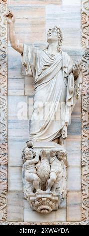 Milan - la statue de Jean l'apôtre de la façade ouest de la cathédrale Duomo par Pacetti Camillo (1758 - 1822). Banque D'Images