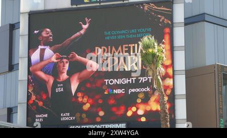 Los Angeles, Californie, USA 11 août 2024 Simon Biles, Katey Ledecky et Eiffel Tower Billboard le jour de la cérémonie de clôture sur Sunset Blvd le 11 août 2024 à Los Angeles, Californie, USA. Photo de Barry King/Alamy Stock photo Banque D'Images