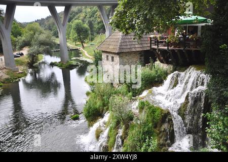 Eaux du pittoresque village Rastoke, Croatie. Rastoke est un village, situé dans la ville de Slunj, connu pour la rivière Slunjcica. Banque D'Images