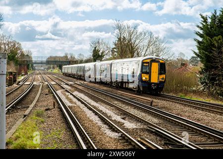 Southeastern Class 375 Electrostar entrant dans la gare de Petts Wood, Petts Wood, Orpington, Kent Banque D'Images