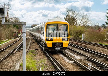 Southeastern Class 465 NetWorker entrant dans la gare de Petts Wood, Petts Wood, Orpington, Kent Banque D'Images