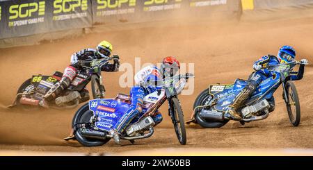 Cardiff, Royaume-Uni. 17 août 2024. Daniel Bewley (99) de Grande-Bretagne en Rouge chevauche devant Robert Lambert (505) de Grande-Bretagne en Bleu avec Fredrik Lindgren (66) de Suède en jaune derrière lors du Grand Prix FIM Speedway de Grande-Bretagne au Principality Stadium, Cardiff le samedi 17 août 2024. (Photo : Ian Charles | mi News) crédit : MI News & Sport /Alamy Live News Banque D'Images