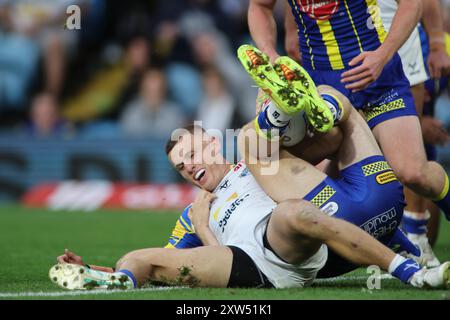 Leeds, Royaume-Uni. 17 août 2024. Elland Road, Leeds, West Yorkshire, 17 août 2024. Betfred Super League - Magic Weekend Warrington Wolves vs Leeds Rhinos Ash Handley de Leeds Rhinos est retenu contre Warrington Wolves Credit : Touchlinepics/Alamy Live News Banque D'Images