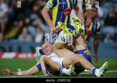 Leeds, Royaume-Uni. 17 août 2024. Elland Road, Leeds, West Yorkshire, 17 août 2024. Betfred Super League - Magic Weekend Warrington Wolves vs Leeds Rhinos Ash Handley de Leeds Rhinos est retenu contre Warrington Wolves Credit : Touchlinepics/Alamy Live News Banque D'Images