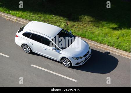 OSTRAVA, RÉPUBLIQUE TCHÈQUE - 12 JUIN 2024 : Seat Leon ST FR break car avec effet de flou de mouvement par jour ensoleillé Banque D'Images