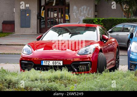 OSTRAVA, TCHÉQUIE - 22 SEPTEMBRE 2023 : voiture de sport Porsche Panamera II type 971 rouge garée dans la rue Banque D'Images