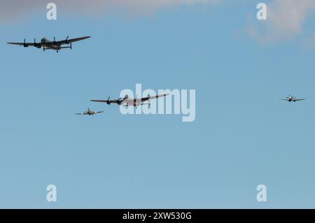 Canadian Warplane Heritage Museum Avro Lancaster, le Mynarski Lancaster au-dessus de l'aéroport London Southend avec BBMF Lancaster, Spitfire, Hurricane Banque D'Images