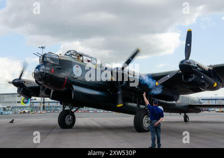 Canadian Warplane Heritage Museum Avro Lancaster FM213, connu sous le nom de Mynarski Lancaster, moteur de démarrage à l'aéroport de Londres Southend, Essex, Royaume-Uni Banque D'Images