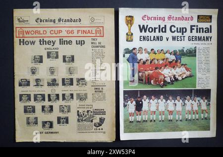 1966 - Un exemplaire du journal London Evening Standard et de son supplément « souvenir spécial », publié le samedi 30 juillet 1966, couvrant la finale de la Coupe du monde de la FIFA 1966. Le match de football entre l'Angleterre et l'Allemagne de l'Ouest s'est déroulé au stade de Wembley à Londres le 30 juillet 1966, l'Angleterre s'imposant 4-2 après un temps supplémentaire. Banque D'Images