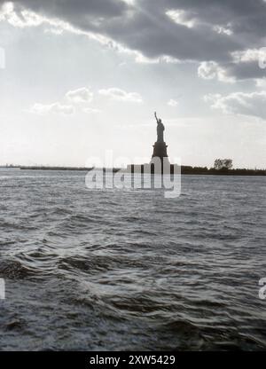 New York, États-Unis. Septembre 1959 : photographie de la Statue de la liberté, silhouette sur le ciel, prise depuis Upper Bay. Banque D'Images