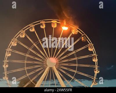 17 août 2024, Saxe, Großpösna : des flammes peuvent être vues sur une grande roue au Highfield Festival. Un incendie s'est déclaré sur une grande roue au Highfield Festival sur le lac Störmthal. Photo : Str./dpa Banque D'Images