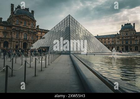 Le Musée du Louvre et sa pyramide de verre emblématique à Paris, France Banque D'Images