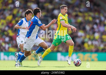 Kenny McLean de Norwich City est mis sous pression par Lewis Travis de Blackburn Rovers lors du Sky Bet Championship match Norwich City vs Blackburn Rovers à Carrow Road, Norwich, Royaume-Uni, 17 août 2024 (photo par Izzy Poles/News images) Banque D'Images