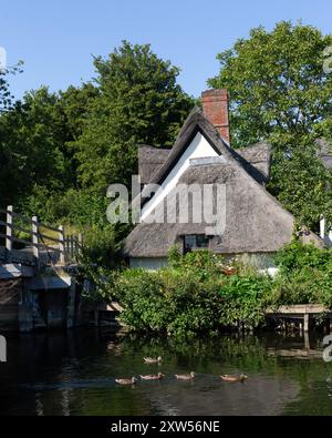 EAST BERGHOLT, SUFFOLK, Royaume-Uni - 29 JUILLET 2024 : vue du Bridge Cottage de l'autre côté de la rivière Stour Banque D'Images