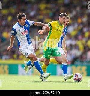 Norwich, Royaume-Uni. 17 août 2024. Kenny McLean de Norwich City est mis sous pression par Lewis Travis de Blackburn Rovers lors du Sky Bet Championship match Norwich City vs Blackburn Rovers à Carrow Road, Norwich, Royaume-Uni, le 17 août 2024 (photo par Izzy Poles/News images) à Norwich, Royaume-Uni le 17/08/2024. (Photo par Izzy Poles/News images/SIPA USA) crédit : SIPA USA/Alamy Live News Banque D'Images