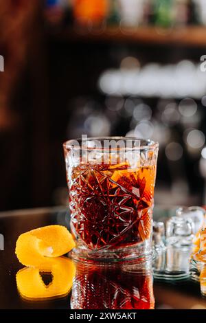 Cocktail Negroni classique avec garniture orange et glace, parfait pour les scènes de bar haut de gamme et la photographie de boissons Banque D'Images