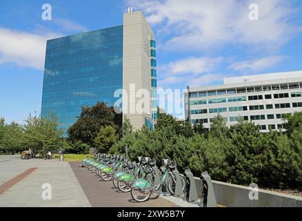 Station d'accueil E-Bike dans le quartier d'affaires moderne de Friargate à Coventry Banque D'Images