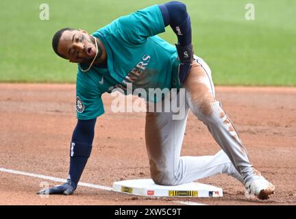 Pittsburgh, États-Unis. 17 août 2024. Victor Robles (10 ans), outfield des Seattle Mariners, réagit après avoir été appelé en deuxième manche contre les Pirates de Pittsburgh au PNC Park le samedi 17 août 2024 à Pittsburgh. Photo par Archie Carpenter/UPI crédit : UPI/Alamy Live News Banque D'Images