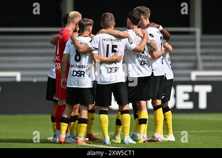 Roeselare, Belgique. 17 août 2024. Les joueurs de Lokeren se sont réunis avant un match de football entre le Club Brugge NXT et le KSC Lokeren Temsen le jour 1 de la saison Challenger Pro League 2024-2025, le samedi 17 août 2024 à Roeselare, Belgique . Crédit : Sportpix/Alamy Live News Banque D'Images
