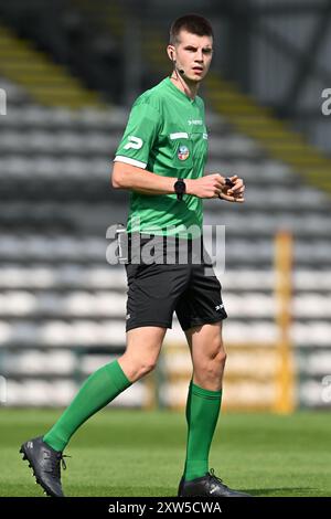 Roeselare, Belgique. 17 août 2024. L'arbitre Theophile Diskeuve photographié lors d'un match de foot entre le Club Brugge NXT et le KSC Lokeren Temse le jour 1 de la saison Challenger Pro League 2024-2025, le samedi 17 août 2024 à Roeselare, Belgique . Crédit : Sportpix/Alamy Live News Banque D'Images