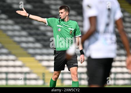 Roeselare, Belgique. 17 août 2024. L'arbitre Theophile Diskeuve photographié lors d'un match de foot entre le Club Brugge NXT et le KSC Lokeren Temse le jour 1 de la saison Challenger Pro League 2024-2025, le samedi 17 août 2024 à Roeselare, Belgique . Crédit : Sportpix/Alamy Live News Banque D'Images