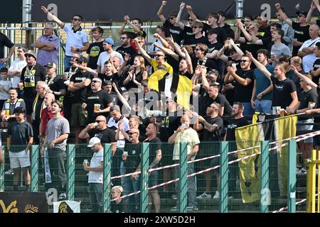 Roeselare, Belgique. 17 août 2024. Fans et supporters de Lokeren photographiés lors d'un match de football entre le Club Brugge NXT et le KSC Lokeren Temsen le jour 1 de la saison Challenger Pro League 2024-2025, le samedi 17 août 2024 à Roeselare, Belgique . Crédit : Sportpix/Alamy Live News Banque D'Images