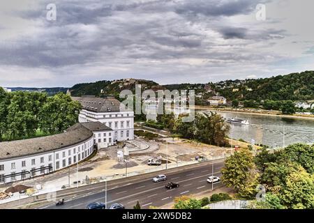 Schloss Koblenz et forteresse Ehrenbreitstein en arrière-plan, Allemagne Banque D'Images