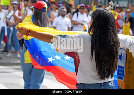 La communauté vénézuélienne de Calgary, en Alberta, proteste contre l'élection du gouvernement Maduro, arborant le drapeau vénézuélien. Canada Banque D'Images