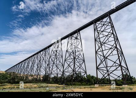 Viaduc de Lethbridge du chemin de fer canadien Pacifique au-dessus de la rivière Oldman en Alberta, au Canada. Banque D'Images