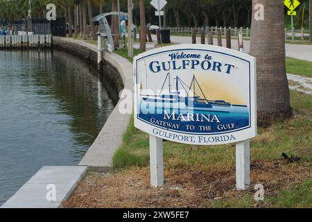 Usage éditorial uniquement 15 août 2024, Gulfport, Floride, États-Unis, panneau horizontal en regardant vers l'est dans Marina. Pelican dans la station de nettoyage de l'eau et du poisson Banque D'Images