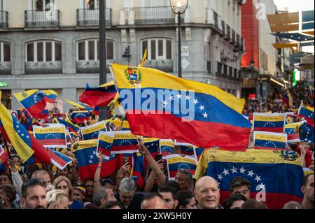 Madrid, Espagne. 17 août 2024. Des personnes agitant des drapeaux vénézuéliens protestent pendant une manifestation. Des milliers de Vénézuéliens résidant à Madrid se sont rassemblés à la Puerta del sol pour protester contre le gouvernement de Nicolas Maduro et exprimer leur désaccord avec les résultats des élections au Venezuela qui soutiennent la leader de l’opposition Maria Corina Machado et le candidat de l’opposition Edmundo Gonzalez, une partie de démonstration de la «grande protestation mondiale pour la vérité» qui se déroule dans de nombreuses villes. Crédit : Marcos del Mazo/Alamy Live News Banque D'Images