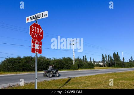 Panneau stop avec anglais et langues autochtones dans la communauté autochtone de Chisasibi, Nord du Québec Banque D'Images