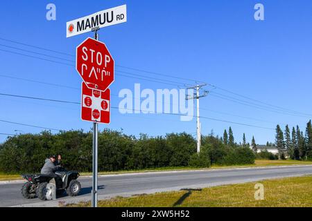 Panneau stop avec anglais et langues autochtones dans la communauté autochtone de Chisasibi, Nord du Québec Banque D'Images