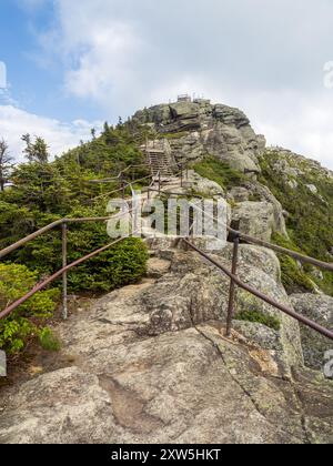 Un voyage accidenté le long du sentier sinueux et rocheux avec des mains courantes en fer, menant à la maison du sommet au sommet de Whiteface Mountain, offrant des vues à couper le souffle O. Banque D'Images