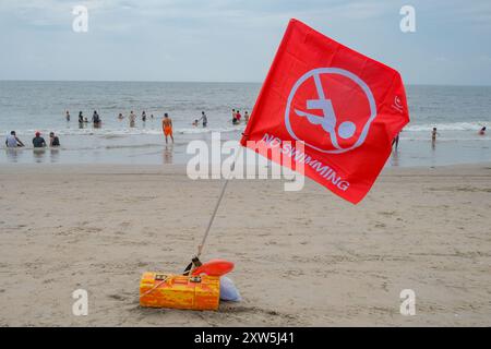 New York, New York, États-Unis. 17 août 2024. Avertissement des riptides et des hautes vagues causées par l'ouragan Ernesto en mer NYC interdit la baignade sur les plages de la ville, y compris Coney Island à Bklyn. Il n'y avait pas de drapeaux rouges de baignade, mais les baigneurs ignoraient les avertissements et étaient dans l'océan de toute façon. Selon un sauveteur ''les gens feront ce que les gens veulent' faire'' (crédit image : © Milo Hess/ZUMA Press Wire) USAGE ÉDITORIAL SEULEMENT! Non destiné à UN USAGE commercial ! Banque D'Images