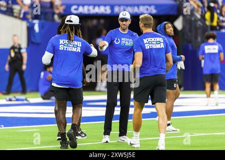17 août 2024 : L'entraîneur-chef des Colts d'Indianapolis Shane Steichen dabre les receveurs des Colts d'Indianapolis pendant le match de pré-saison de la NFL contre les Cardinals d'Arizona au Lucas Oil Stadium à Indianapolis, Indiana. John Mersits/CSM. Banque D'Images