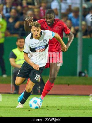 Lennart Stoll, SSV ULM 18 Competition for the ball, Tackling, duel, header, zweikampf, action, lutte contre Dayot Upamecano , FCB 2 dans le match SSV ULM - FC BAYERN MUENCHEN 0-4 DFB-Pokal, Coupe allemande de football, 1.round le 16 août 2024 à Ulm, Allemagne. Saison 2024/2025 photographe : Peter Schatz - LA RÉGLEMENTATION DFB INTERDIT TOUTE UTILISATION DE PHOTOGRAPHIES comme SÉQUENCES D'IMAGES et/ou QUASI-VIDÉO - Banque D'Images