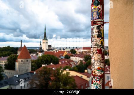 Vue sur la vieille ville historique de Tallinn, y compris l'église St Olaf au milieu, Estonie Banque D'Images