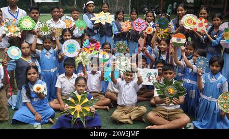 Mumbai, Inde. 17 août 2024. MUMBAI, INDE - 17 AOÛT : à l'occasion du prochain festival Raksha Bandhan, les étudiants de la Nouvelle école anglaise ont fait du Rakhi écologique et attaché rakhi aux arbres de Ram Maruti Road Thane pour sauver les arbres, sauver les arbres, sauver les arbres, sauver les arbres, le 17 août 2024 à Mumbai, Inde. (Photo de Praful Gangurde/Hindustan Times/Sipa USA ) crédit : Sipa USA/Alamy Live News Banque D'Images