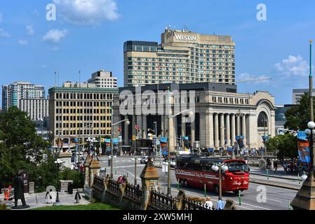 Ottawa, Canada - 14 août 2024 : Lady Dive Amphibus conduit sur la rue Wellington avec vue, depuis la colline du Parlement, sur l'ancienne gare, maintenant connue Banque D'Images