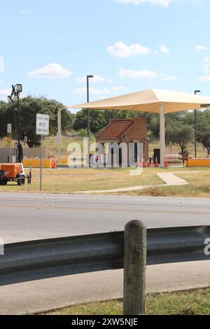 San Antonio, États-Unis. 17 août 2024. Vue de face de la porte d'entrée Chapman Training Annex à San Antonio, Texas, États-Unis, le 17 août 2024. L'annexe de formation Chapman fait partie de la base commune San Antonio - Lackland. Les deux fusillades ont eu lieu tôt le samedi 17 août 2024. La première fusillade a eu lieu à 2h15 et la seconde aux alentours de 4h30. Les responsables de la sécurité ont riposté les deux fois. (Photo de Carlos Kosienski/Sipa USA) crédit : Sipa USA/Alamy Live News Banque D'Images