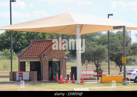 San Antonio, États-Unis. 17 août 2024. Vue de face de la porte d'entrée Chapman Training Annex à San Antonio, Texas, États-Unis, le 17 août 2024. L'annexe de formation Chapman fait partie de la base commune San Antonio - Lackland. Les deux fusillades ont eu lieu tôt le samedi 17 août 2024. La première fusillade a eu lieu à 2h15 et la seconde aux alentours de 4h30. Les responsables de la sécurité ont riposté les deux fois. (Photo de Carlos Kosienski/Sipa USA) crédit : Sipa USA/Alamy Live News Banque D'Images