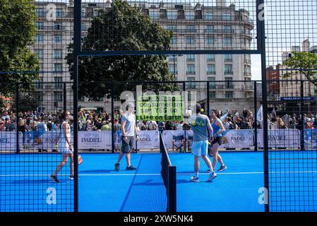 Londres, Royaume-Uni. 17 août 2024. On voit des militants se rassembler pour une marche pendant que les gens jouent au tennis sur Marble Arch. Des centaines de militants se sont rassemblés pour la marche nationale pour les droits des animaux à Londres, au Royaume-Uni. Les organisations de défense des droits des animaux ont organisé une manifestation pour exiger la libération des animaux. Les manifestants ont défilé de Marble Arch à la place du Parlement. Crédit : SOPA images Limited/Alamy Live News Banque D'Images