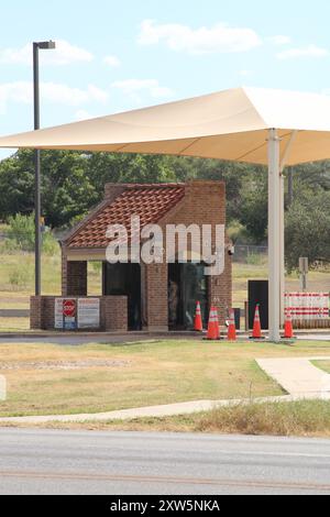 San Antonio, États-Unis. 17 août 2024. Vue de face de la porte d'entrée Chapman Training Annex à San Antonio, Texas, États-Unis, le 17 août 2024. L'annexe de formation Chapman fait partie de la base commune San Antonio - Lackland. Les deux fusillades ont eu lieu tôt le samedi 17 août 2024. La première fusillade a eu lieu à 2h15 et la seconde aux alentours de 4h30. Les responsables de la sécurité ont riposté les deux fois. (Photo de Carlos Kosienski/Sipa USA) crédit : Sipa USA/Alamy Live News Banque D'Images