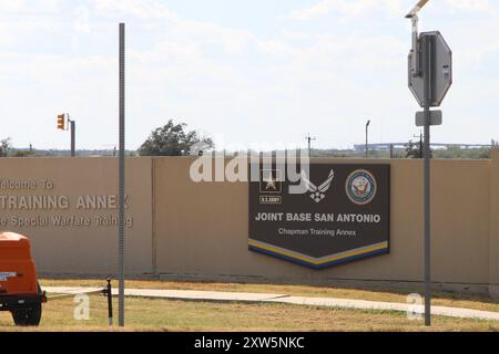 San Antonio, États-Unis. 17 août 2024. Vue de face de la porte d'entrée Chapman Training Annex à San Antonio, Texas, États-Unis, le 17 août 2024. L'annexe de formation Chapman fait partie de la base commune San Antonio - Lackland. Les deux fusillades ont eu lieu tôt le samedi 17 août 2024. La première fusillade a eu lieu à 2h15 et la seconde aux alentours de 4h30. Les responsables de la sécurité ont riposté les deux fois. (Photo de Carlos Kosienski/Sipa USA) crédit : Sipa USA/Alamy Live News Banque D'Images