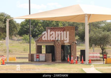 San Antonio, États-Unis. 17 août 2024. Vue de face de la porte d'entrée Chapman Training Annex à San Antonio, Texas, États-Unis, le 17 août 2024. L'annexe de formation Chapman fait partie de la base commune San Antonio - Lackland. Les deux fusillades ont eu lieu tôt le samedi 17 août 2024. La première fusillade a eu lieu à 2h15 et la seconde aux alentours de 4h30. Les responsables de la sécurité ont riposté les deux fois. (Photo de Carlos Kosienski/Sipa USA) crédit : Sipa USA/Alamy Live News Banque D'Images