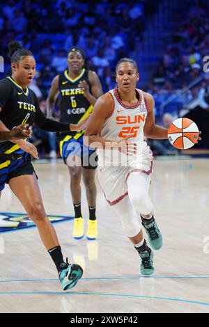 Arlington, États-Unis. 16 août 2024. L'attaquante Alyssa Thomas #25 du Connecticut Sun se dirige vers le panier lors du match WNBA contre Dallas Wings entre les Dallas Wings et le Connecticut Sun au College Park Center. Score final Dallas Wings 91 - 109 Connecticut Sun. le 16 août 2024 à Arlington, Texas, États-Unis. (Photo de Javier Vicencio/Eyepix Group/SIPA USA) crédit : SIPA USA/Alamy Live News Banque D'Images