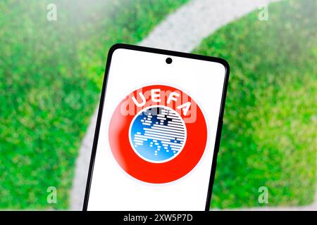 Dans cette illustration photo, le logo de l'Union des associations européennes de football (UEFA) est affiché sur l'écran d'un smartphone. Banque D'Images