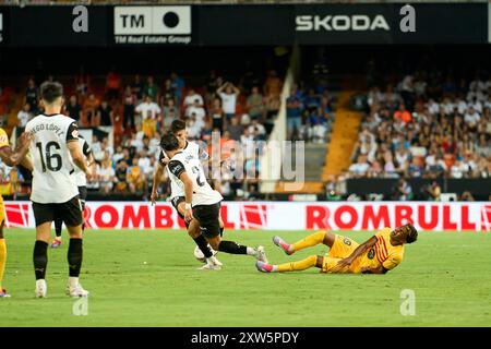 Jesus Vazquez de Valencia CF, Lamine Yamal de FC Barcelone en action lors de la Liga EA Sport saison régulière Round 1 sur agust 17, 2024 à Mestalla Banque D'Images