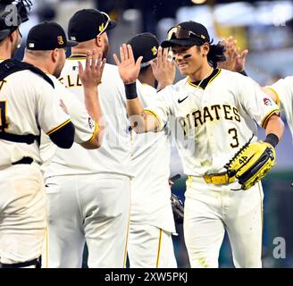 Pittsburgh, États-Unis. 17 août 2024. Ji Hwan Bae (3) célèbre la victoire des Pirates 7-2 contre les Mariners de Seattle au PNC Park le samedi 17 août 2024 à Pittsburgh. Photo par Archie Carpenter/UPI crédit : UPI/Alamy Live News Banque D'Images